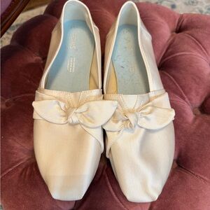 NWOT Toms White Cream Women's Alpargata Flats with Bow